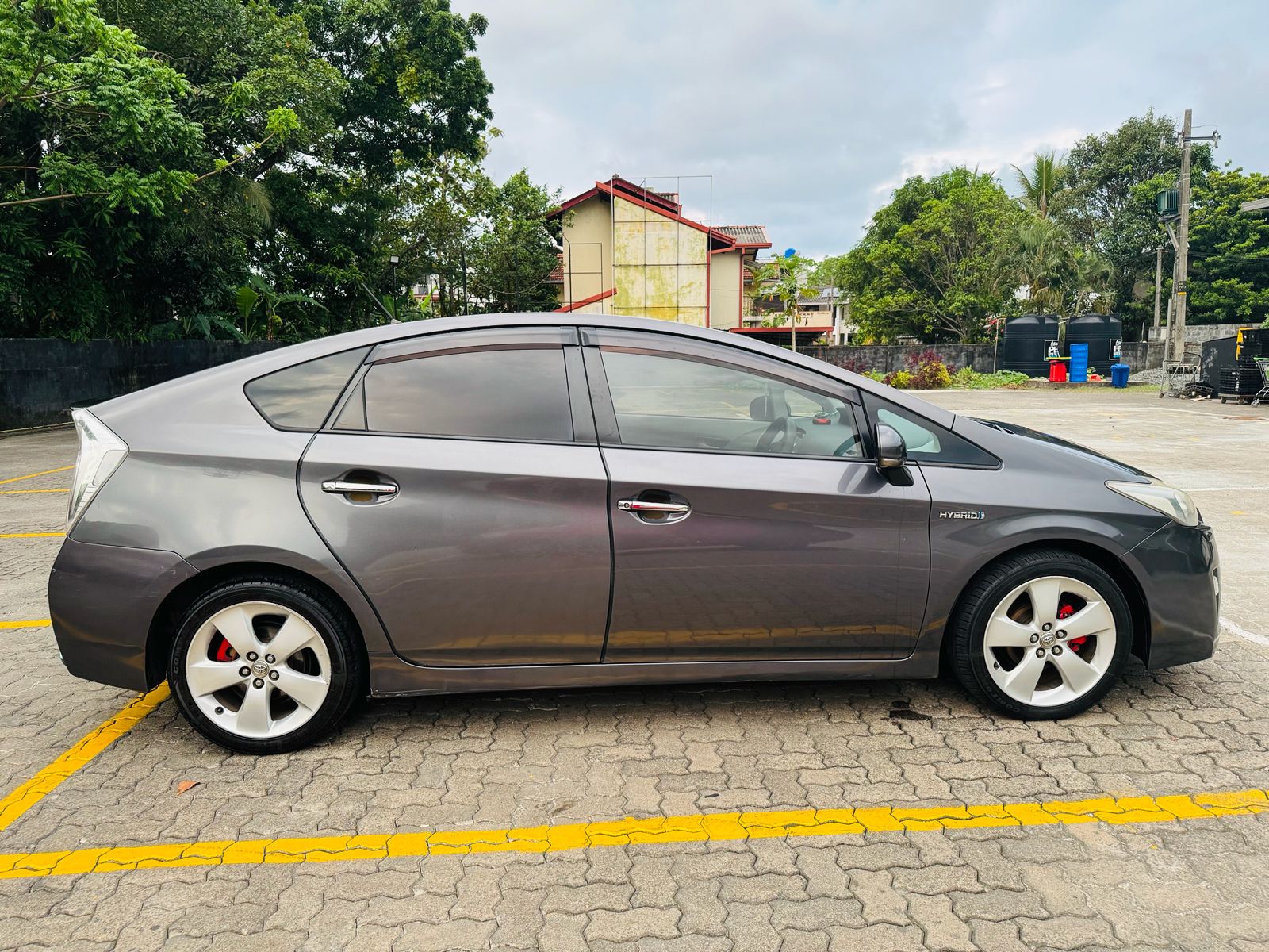 Go Lanka Tours Vehicle